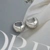 The new 2024 minimalist design metal smooth C-shaped ear rings exude a cold and elegant feminine charm Application Scenario